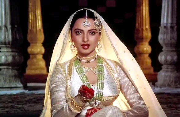 In Ankhon Ki Masti lyrics by Asha Bhosle
